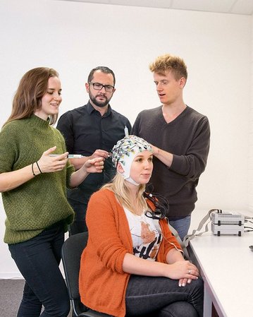 Studenten der Neuropsychologie während einer Messung der Hirnströme