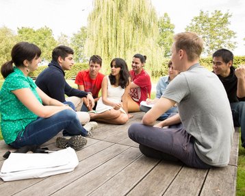 Internationale Studierende lernen gemeinsam im Science Park der SRH Hochschule Heidelberg