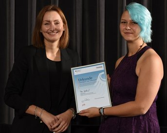 Lee (rechts), Studentin Virtuelle Realitäten mit Schwerpunkt Game Development, erhielt ihre Urkunde für das Deutschlandstipendium.