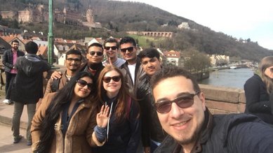 Gruppenfoto Studierende auf der Alten Brücke Heidelberg