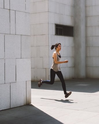 Frau joggt in der Stadt