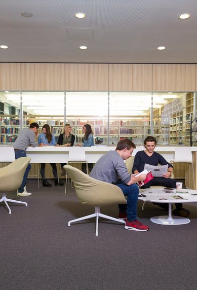 Studenten sitzen in der Lounge der Bibliothek