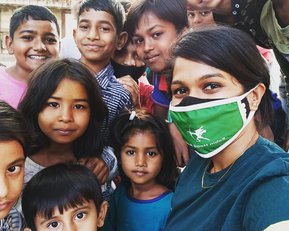 Studentin Harsha mit Kindern ihrer Stiftung Vedhas in Indien.