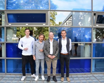 Timo Wilhelm, Christian Grein, Daniel Satola und Tobias Sauer gewannen für ihre Idee, ein Biotop auf den Dächern der Campus-Gebäude anzulegen und die Gebäude nachhaltig zu dämmen den zweiten Preis.