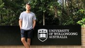 Student vor Universität in Australien